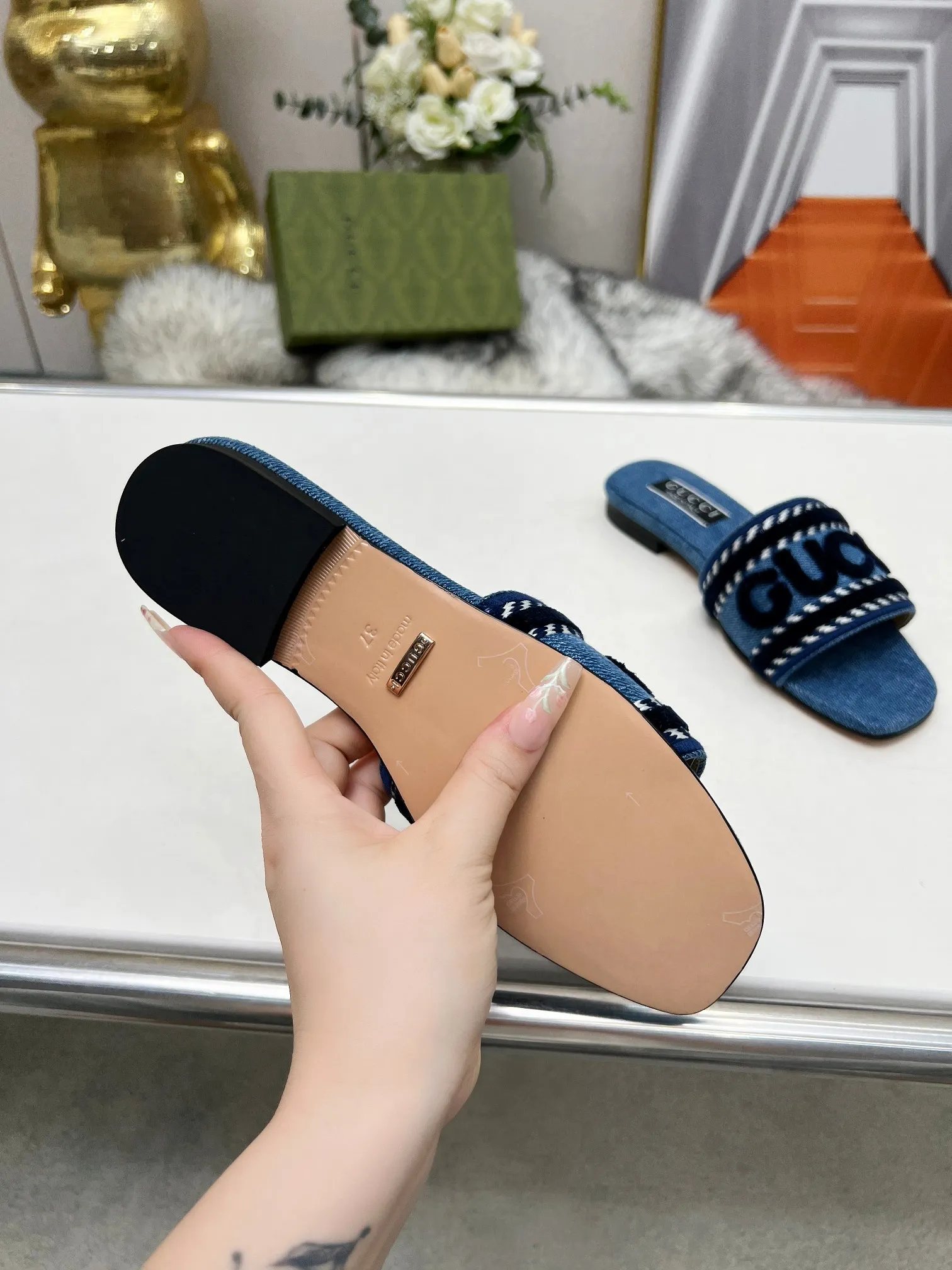 👟👟Ex-factory price 340👟👟 Genuine leather sole 200 Gucci 2024/Spring and summer new electric embroidery flat slippers hot style online —————————————— Perfect interpretation! The original development supports any comparison in the market! Carefully crafted materials! Months in the making! The pattern is extremely beautiful! Unique charm. The fabric is made from the original one-to-one ratio! Flash sale market free version! The thorn lines and three-dimensional effect are full! High-end and high-end Factory No.: 828-16 ꫛꫀꪝ Go➫ Materials: ❶ Upper: Electric embroidery environmentally friendly washed denim fabric ❷ Feet: imported sheepskin, lining sheepskin. ❸Outsole! Original Italian leather outsole ➕ Rubber outsole ........................................ ♡Size: 35-44 ♡Colour: 1cm